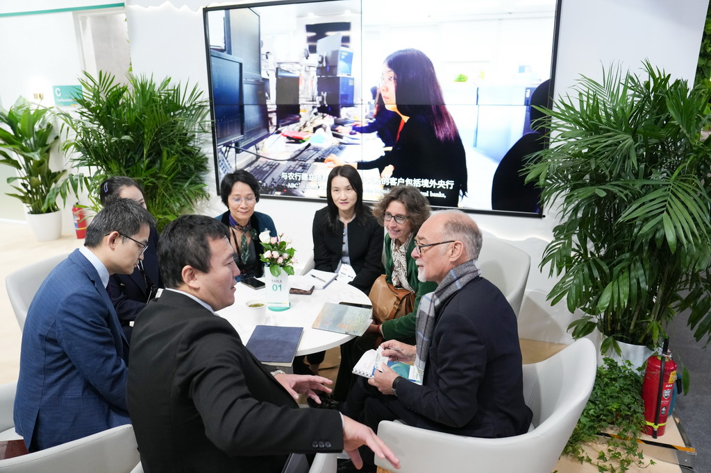 10月21日，与会嘉宾在SWIFT国际银行业运营大会2024年会中国农业银行展位参观交流。