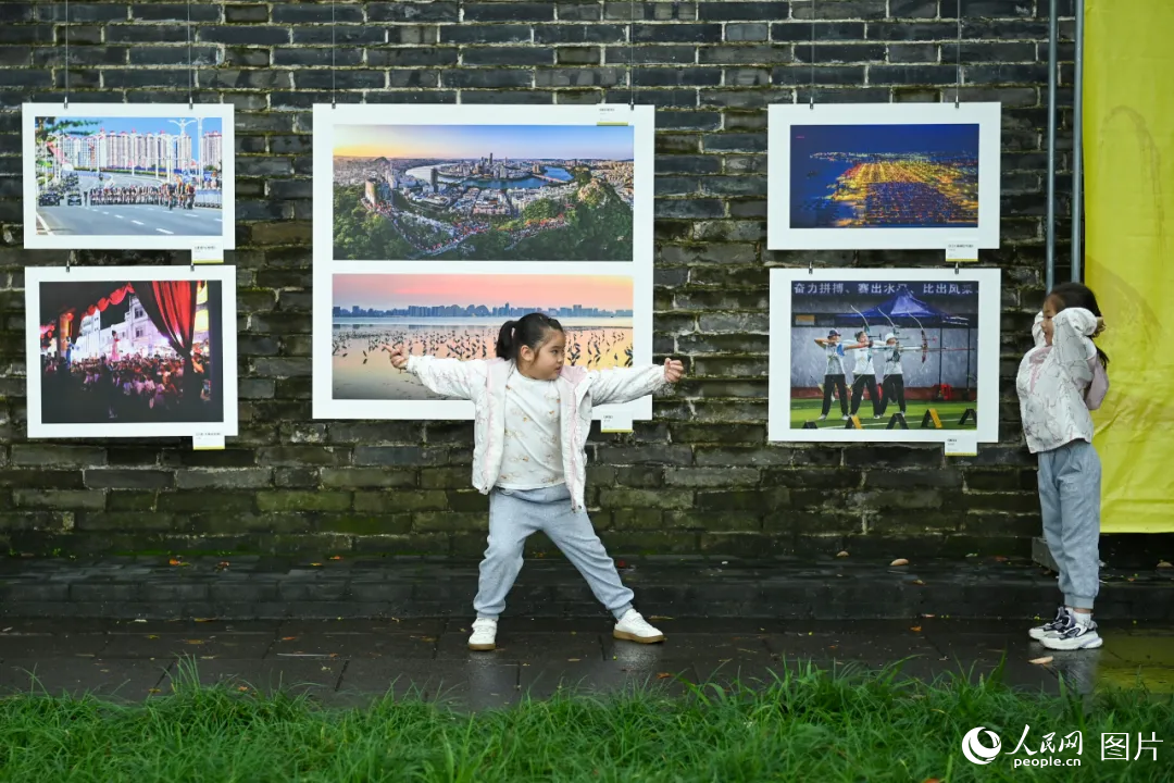 第十七屆中國西南攝影聯展觀展現場。中國攝影報社供圖