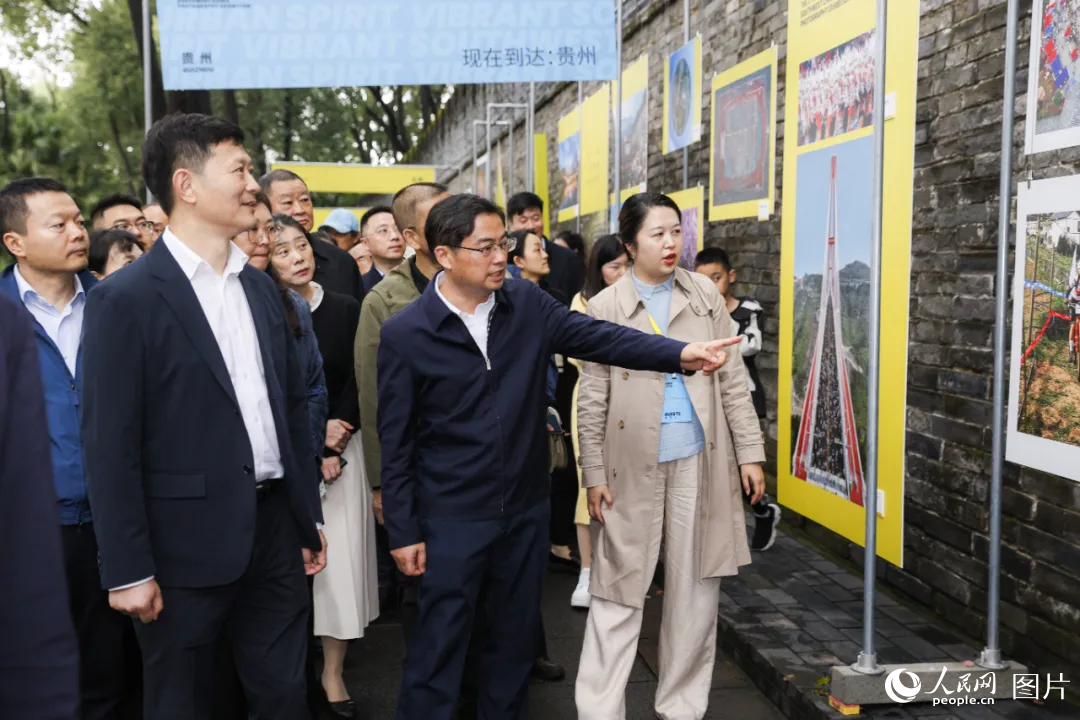 第十七屆中國西南攝影聯展觀展現場。中國攝影報社供圖