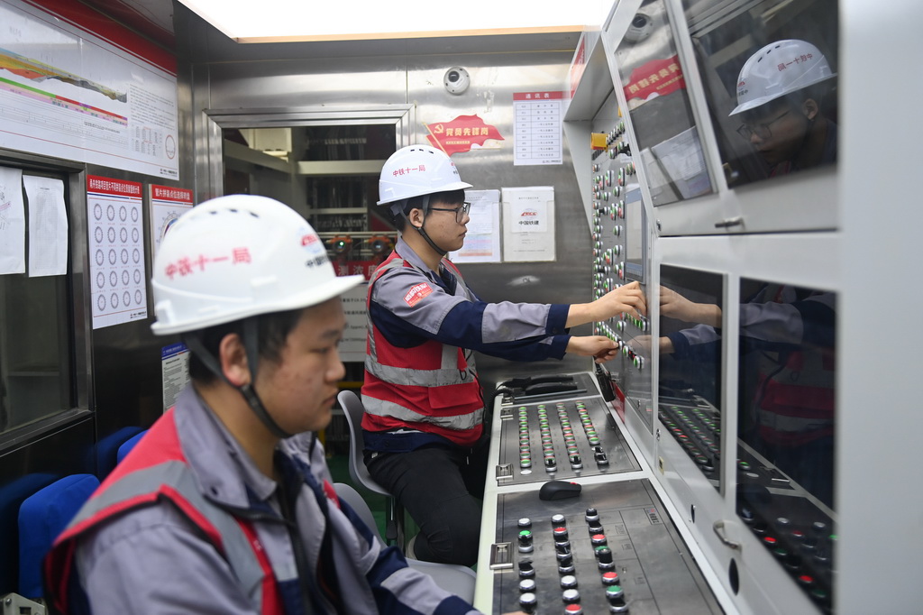 10月22日，中铁十一局技术人员在甬舟铁路金塘海底隧道“定海号”盾构机操作室控制设备运行。