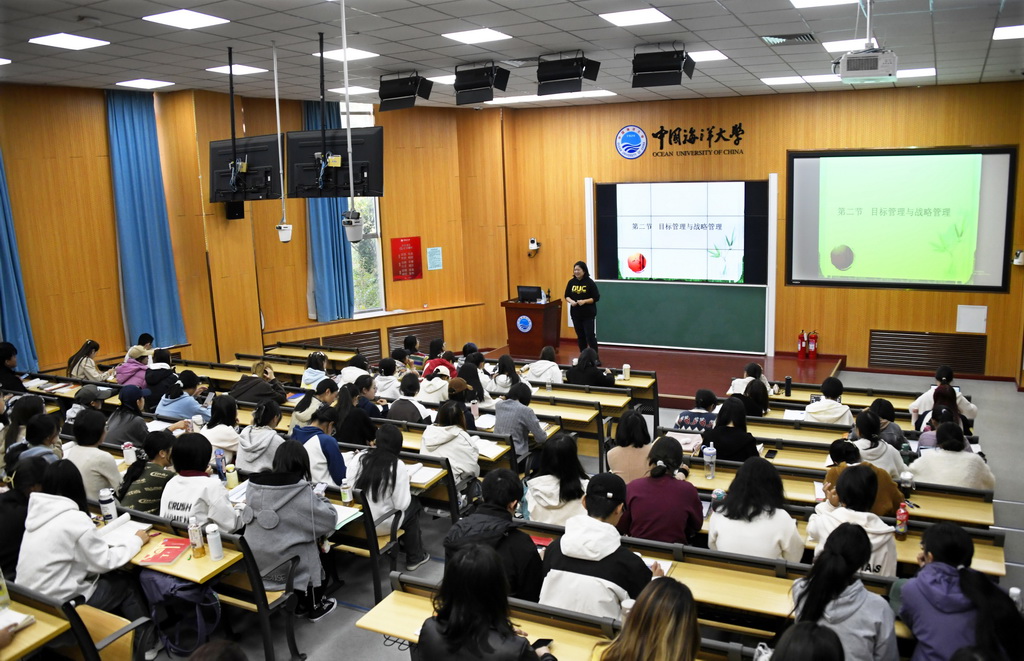 2024年10月23日，中国海洋大学崂山校区，学生在阶梯教室上课。新华社记者 李紫恒 摄