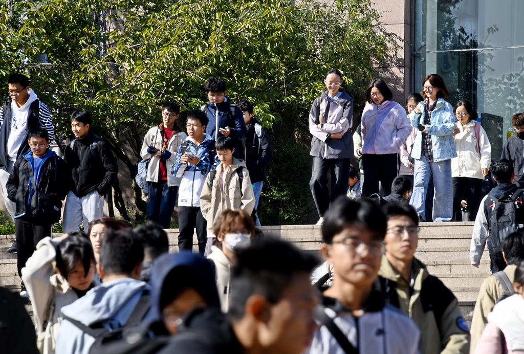 2024年10月23日，中国海洋大学崂山校区，学生课间走出教学楼。新华社记者 李紫恒 摄