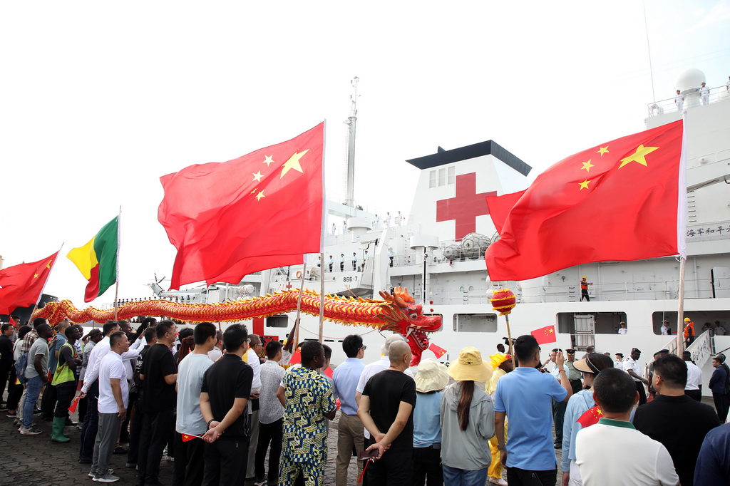 10月24日，中國海軍“和平方舟”號醫院船駛離貝寧科托努港碼頭。這是歡送儀式現場。新華社發（劉志磊攝）