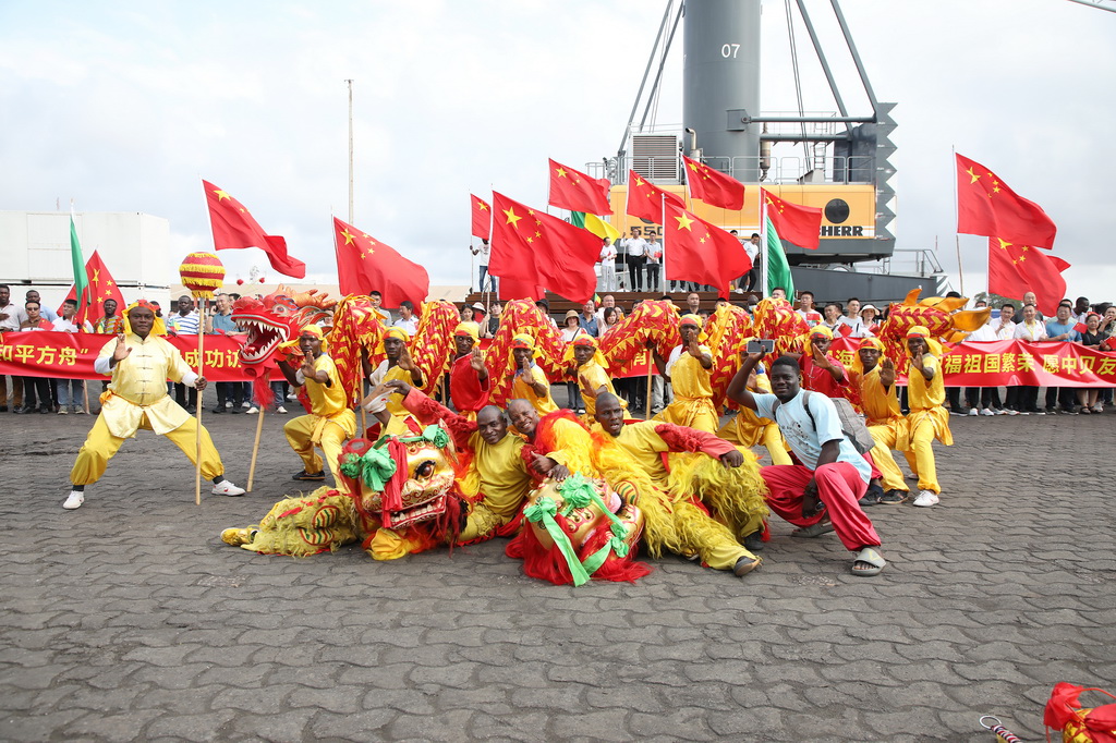 10月24日，中國海軍“和平方舟”號醫院船駛離貝寧科托努港碼頭。這是歡送儀式現場。新華社發（劉志磊攝）