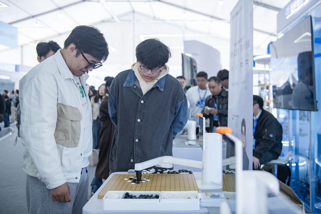 10月24日，观众在第七届世界声博会上参观一款围棋机器人。