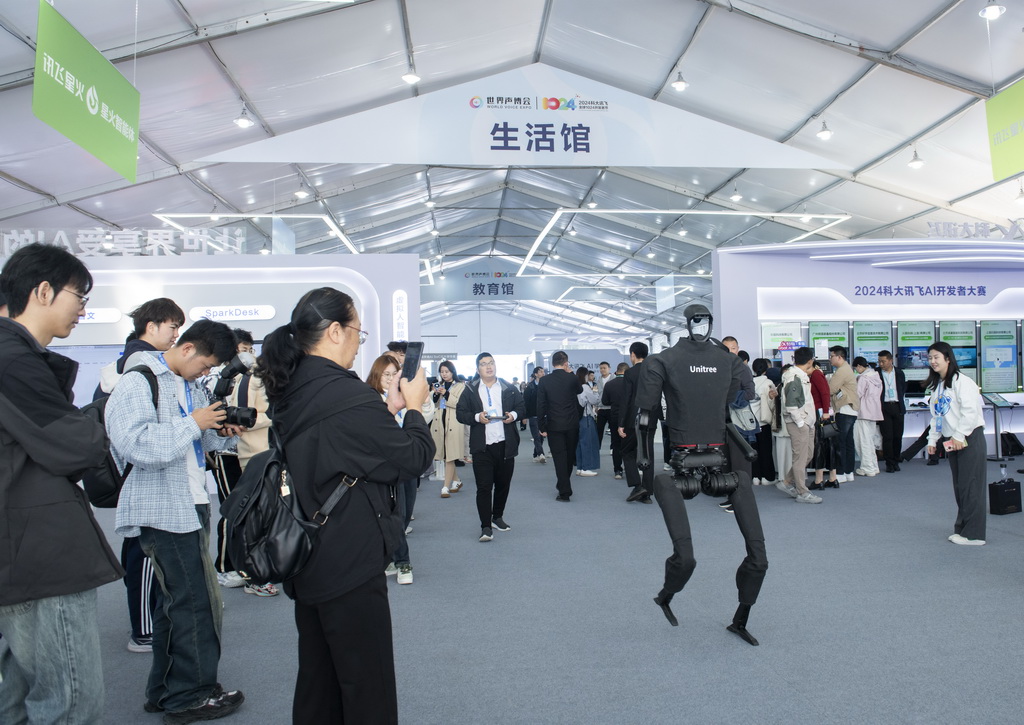 10月24日，在第七届世界声博会上，一款人形机器人在场馆内进行“行走”展示。