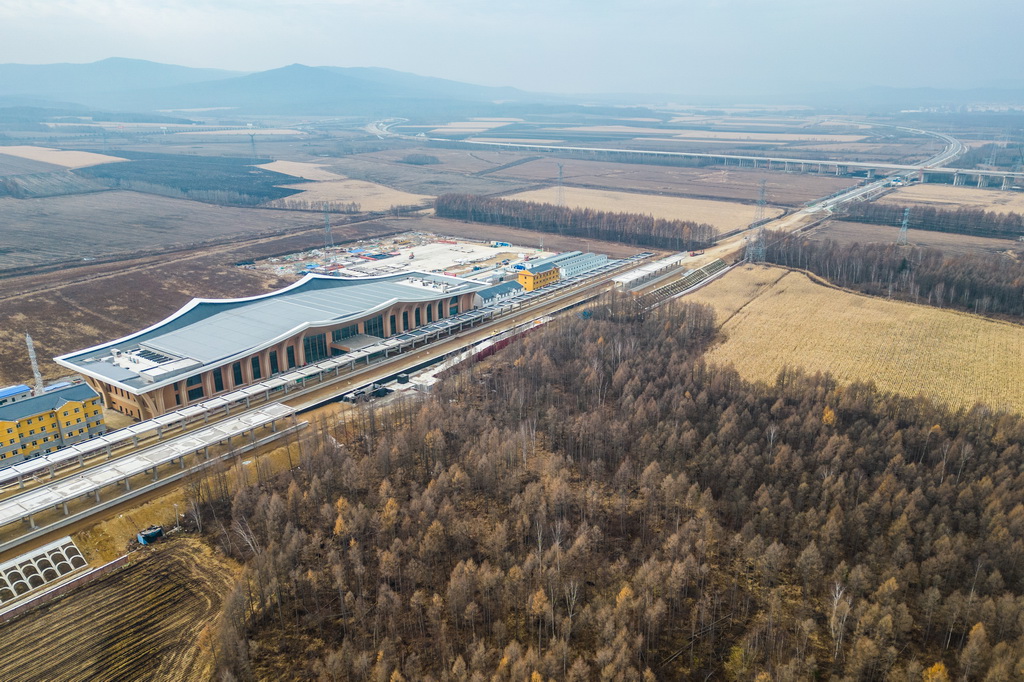 这是10月25日拍摄的伊春西站全貌（无人机照片）。