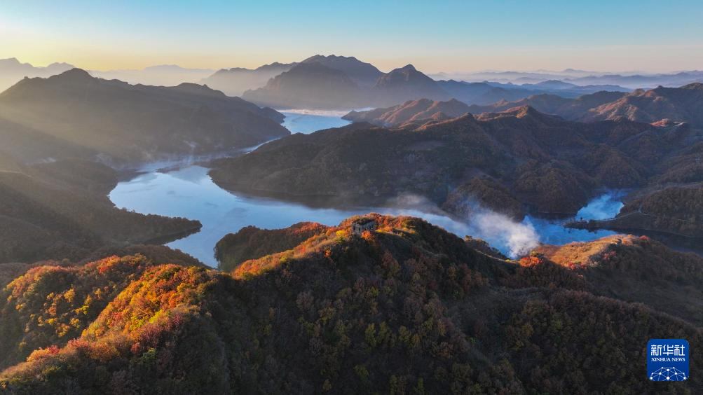 10月28日在河北省遷西縣拍攝的潘家口水庫長城晨景（無人機照片）。新華社發（劉滿倉攝）