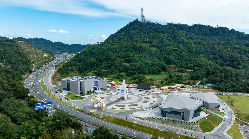 “川藏公路動工地”成文旅地標