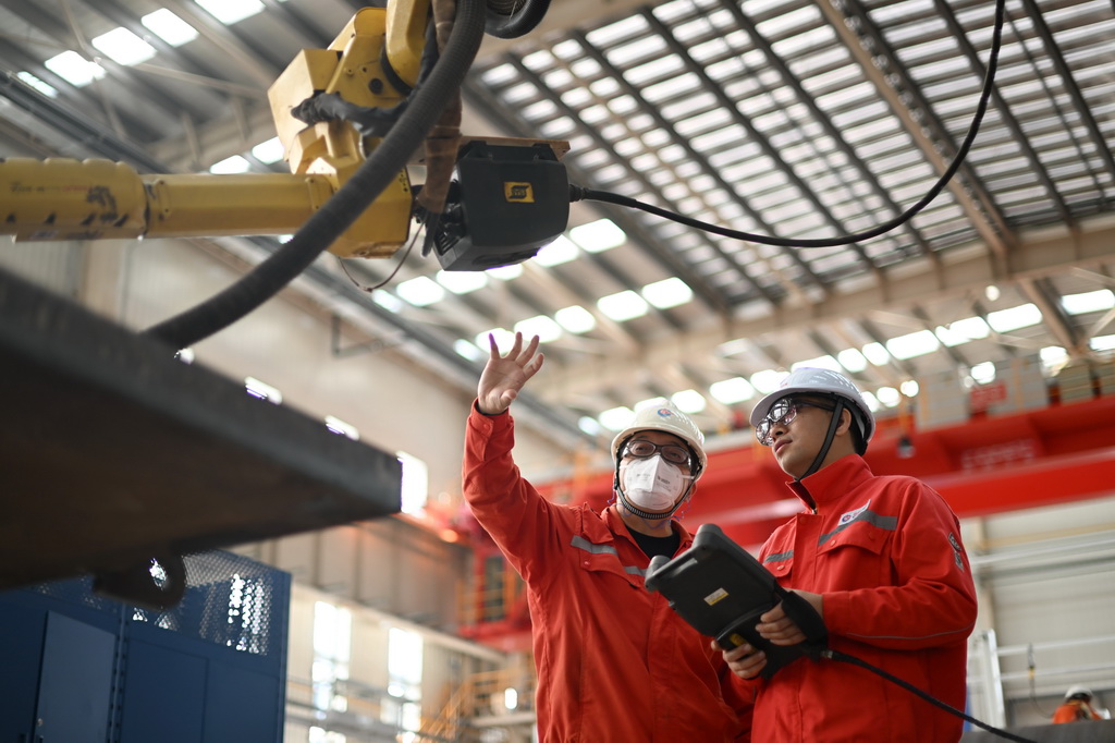 10月30日，工作人員在海油工程天津智能制造基地制管作業車間調試一款焊接機器人。