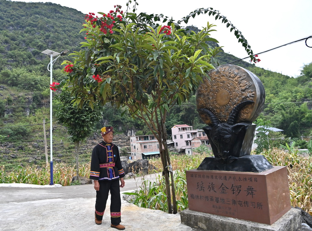 阮桂陆行走在田东县作登瑶族乡梅林村（10月28日摄）。