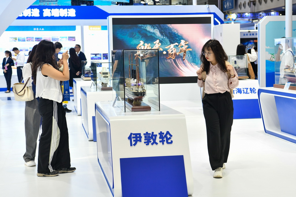 10月31日，观众在2024中国海洋经济博览会上观看轮船模型。新华社记者 梁旭 摄