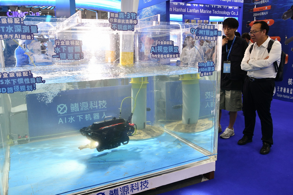 10月31日，观众在2024中国海洋经济博览会上了解一款水下机器人。新华社记者 梁旭 摄