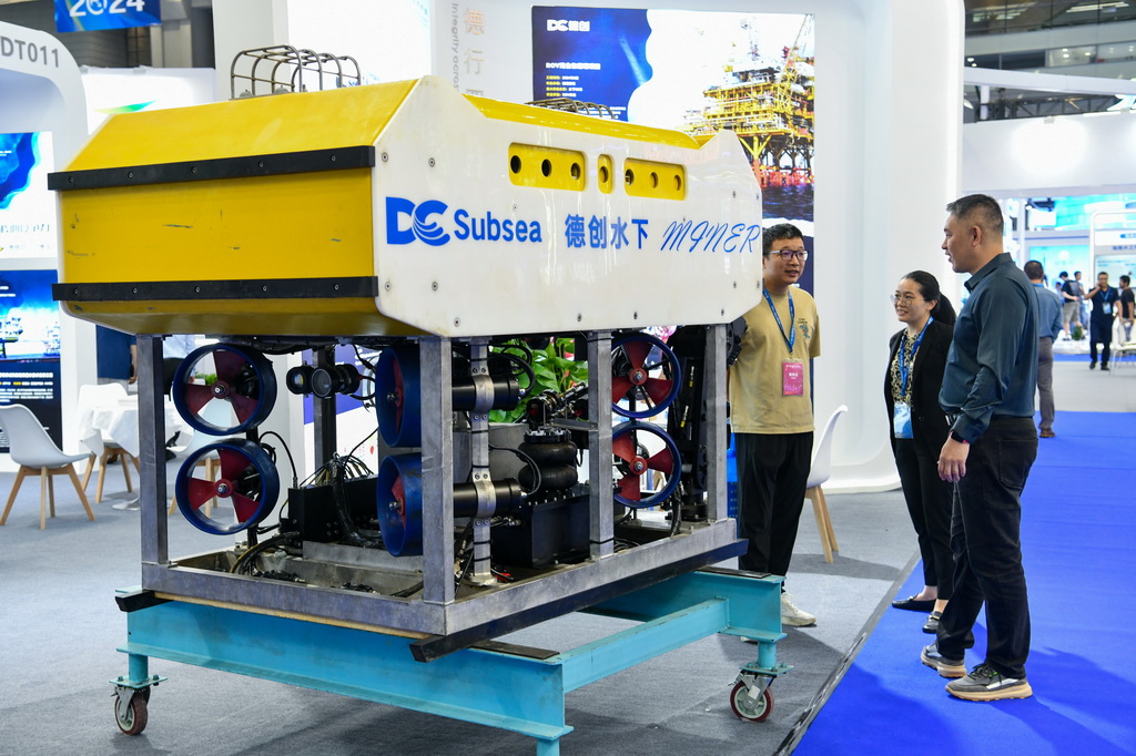 10月31日，觀眾在2024中國海洋經濟博覽會上了解一款作業型水下機器人系統。新華社記者 梁旭 攝
