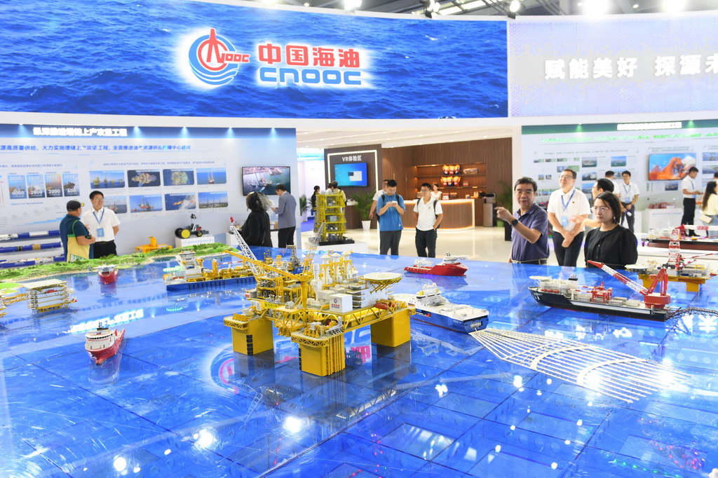 10月31日，观众在2024中国海洋经济博览会中国海油展台参观“深海一号”模型。新华社记者 毛思倩 摄