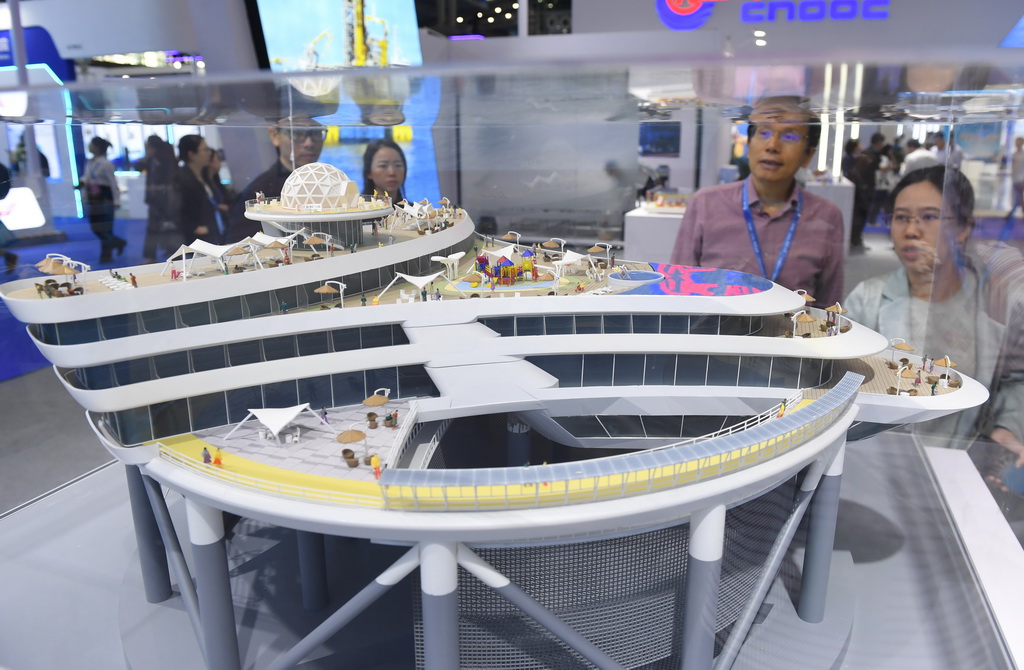 10月31日，观众在2024中国海洋经济博览会中集展台了解一款海上渔业旅游综合体。新华社记者 毛思倩 摄