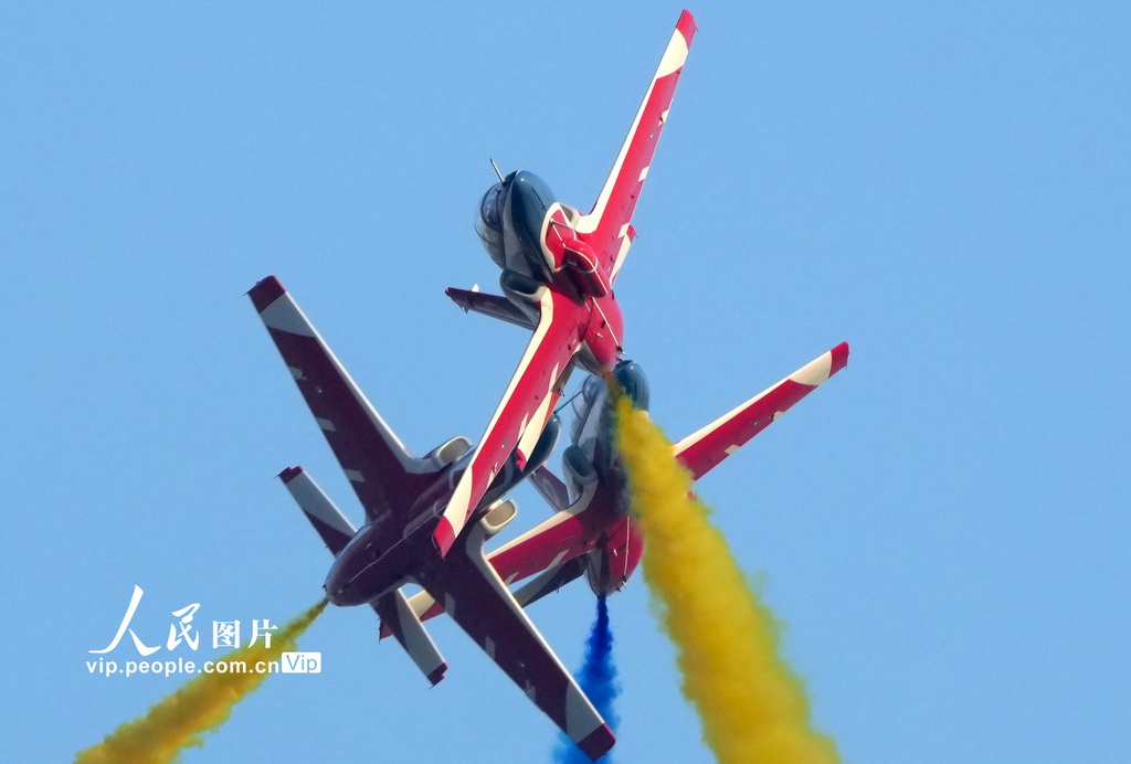 11月2日，“紅鷹”飛行表演隊的K-8教練機進行多機交叉編隊飛行表演。