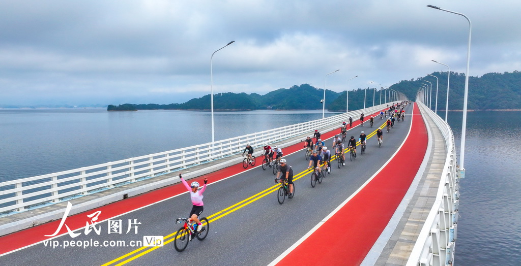 浙江淳安：第十八屆中國環千島湖公路自行車賽開賽【2】