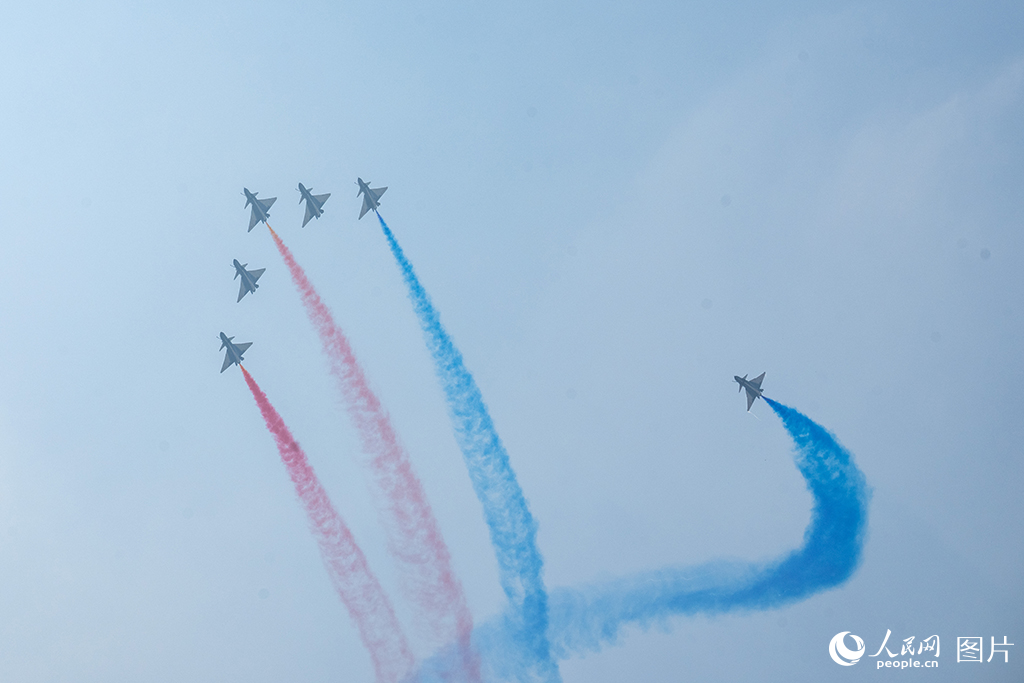 11月12日，在第十五屆中國國際航空航天博覽會，空軍八一飛行表演隊正在進行飛行表演。人民網記者 翁奇羽攝