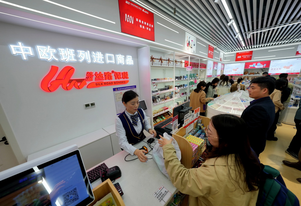11月17日，旅客在湖北汉口车站中欧班列进口商品保税店选购商品。