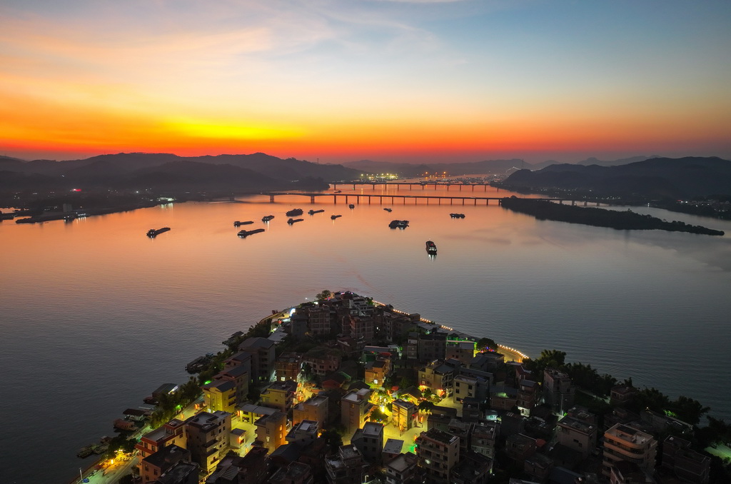 这是广西梧州市长洲区长洲镇泗洲村的夕阳景色（11月13日摄，无人机照片）。