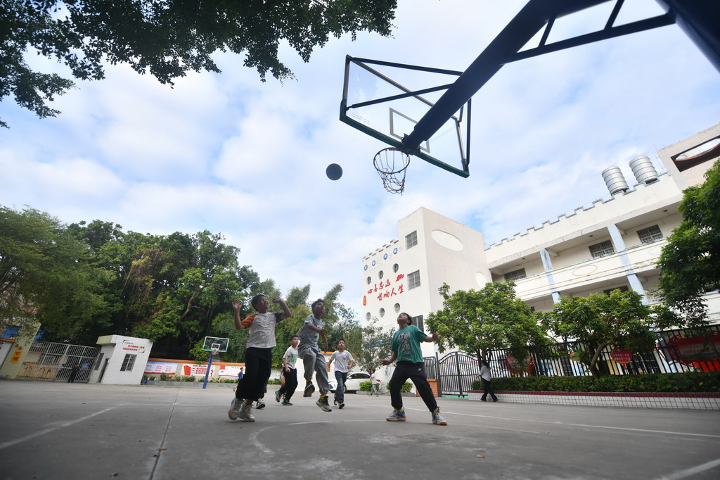 在廣西梧州市長洲區長洲鎮泗洲小學，孩子們在課外活動中打籃球（11月14日攝）。