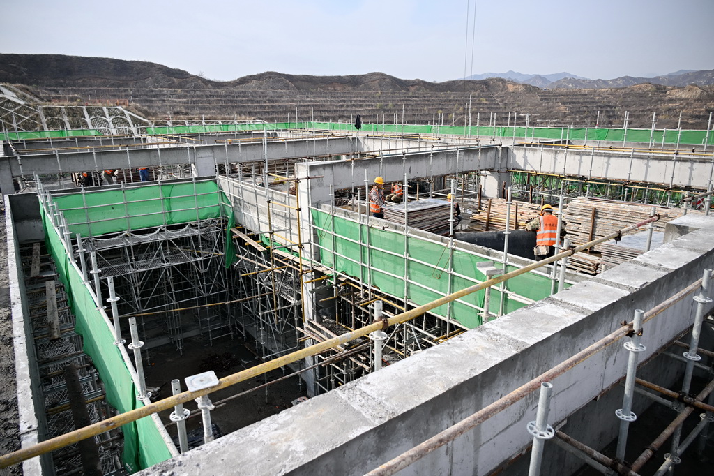 11月18日，中铁建设集团工人在雄忻高铁阜平站建设现场施工。