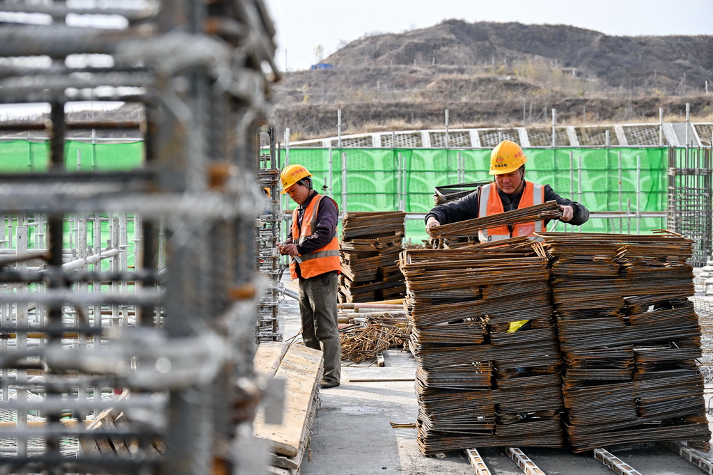 11月18日，中铁建设集团工人在雄忻高铁阜平站建设现场施工。
