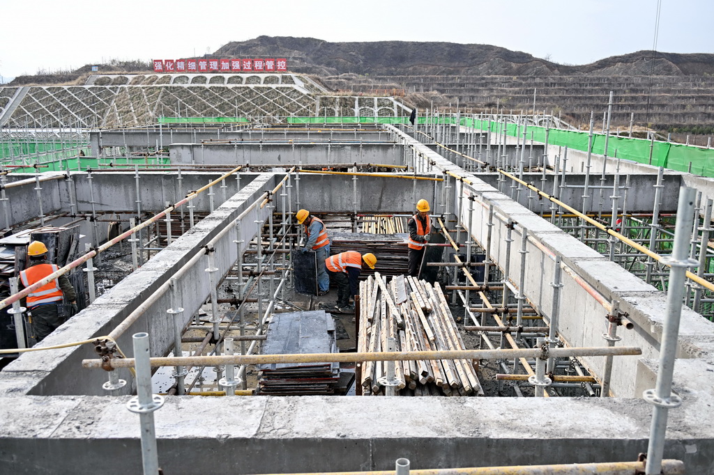 11月18日，中铁建设集团工人在雄忻高铁阜平站建设现场施工。