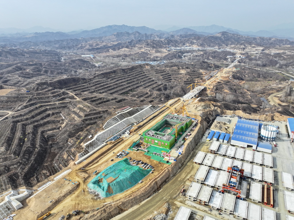 雄忻高鐵阜平站建設現場（11月18日攝，無人機照片）。