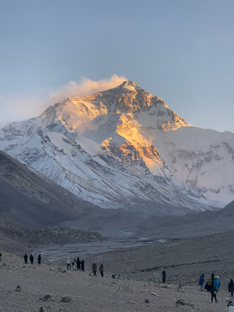 11月20日，游客在拍摄珠穆朗玛峰日照金山景观。新华社记者 邱星翔 摄