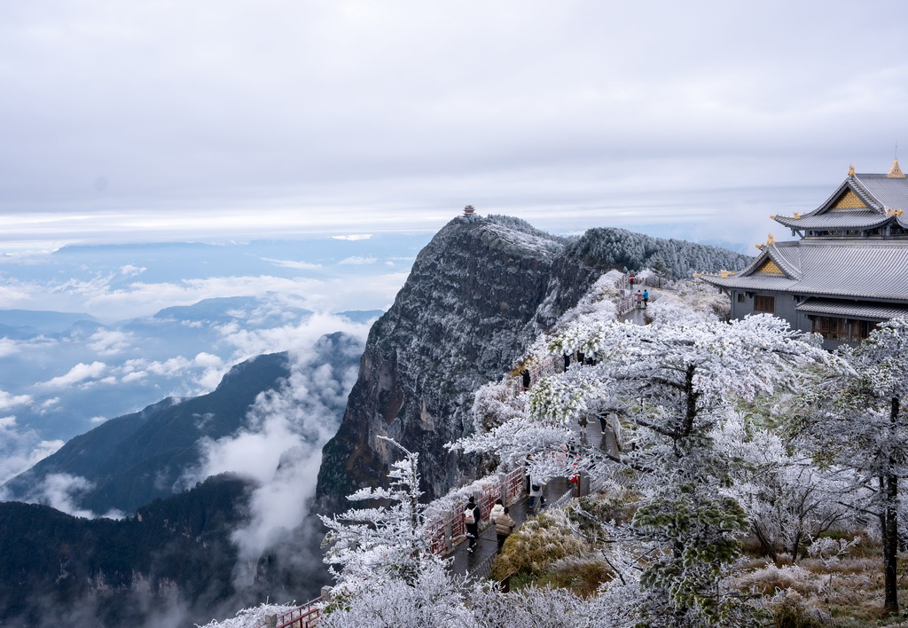 這是雪后峨眉山金頂一角（11月20日攝）。