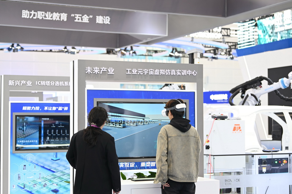 11月21日，参会者在职业教育专题展上体验未来产业仿真实训中心。