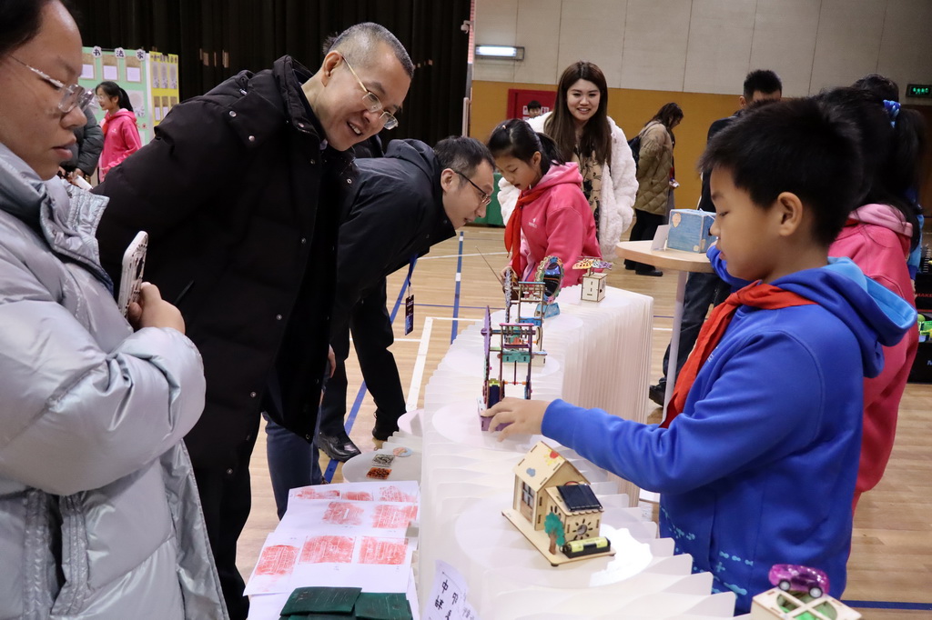 11月28日，參會嘉賓參觀北京市海澱區第二實驗小學橡樹校區學生的人工智能技術賦能課堂成果展。