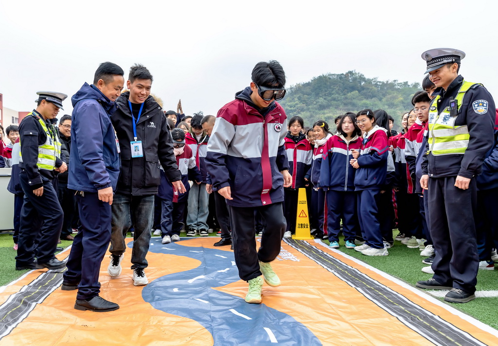 12月1日，在贵州省黔西第一中学，学生体验酒驾感觉，了解酒驾的危害。新华社发（范晖摄）