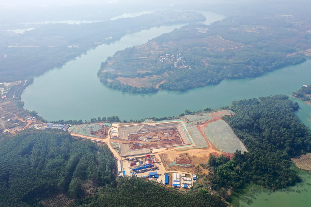 這是廣西南寧市邕江上游二期引水和應急引水工程項目建設現場（無人機照片，12月2日攝）。