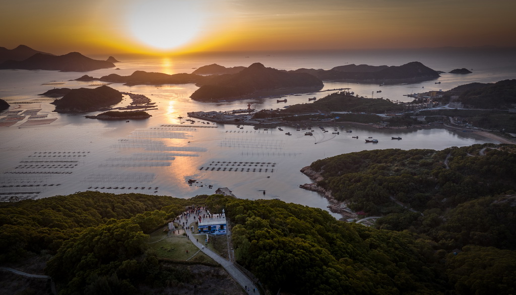 11月29日，游客在霞浦縣三沙鎮花竹村觀賞日出（無人機照片）。新華社記者 馮開華 攝