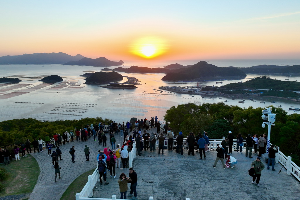 11月29日，游客在霞浦縣三沙鎮花竹村觀賞日出（無人機照片）。新華社記者 姜克紅 攝