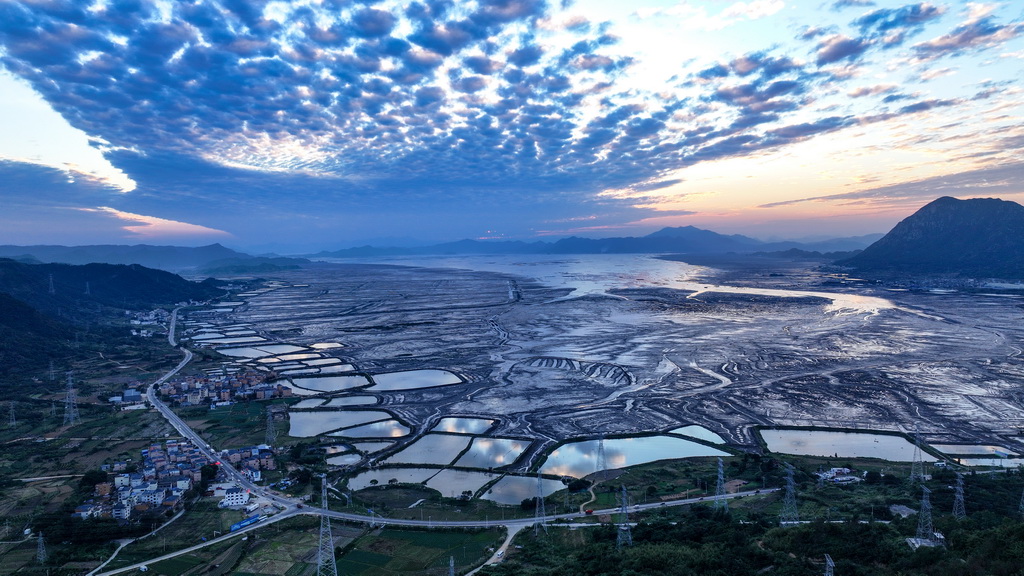 這是11月30日在霞浦縣冬瓜山攝影趕海基地拍攝的晚霞（無人機照片）。新華社記者 馮開華 攝