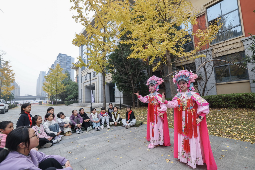 12月3日，諸暨市西湖小學越劇社團的學生演員為同學們演出。