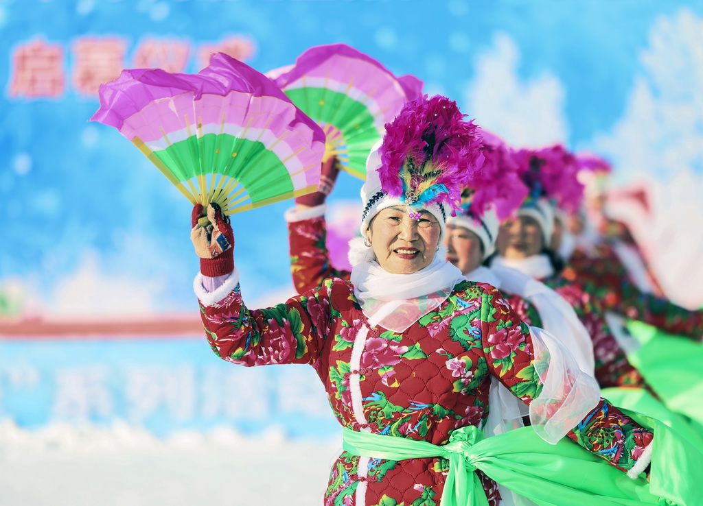 12月4日，參加嘉年華活動的當地群眾表演東北秧歌。