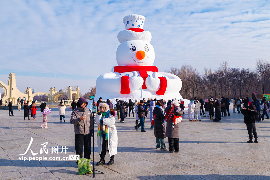 哈爾濱“大雪人先生”正式亮相迎客【6】