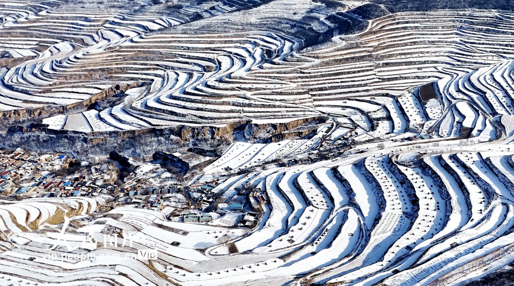 2024年12月13日，在甘肅省平涼市靜寧縣靈芝鄉馬圈山拍攝的雪后梯田景象。