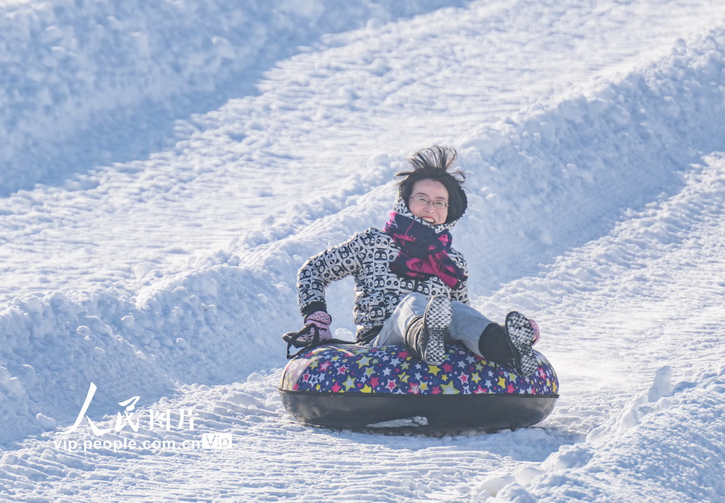 2024年12月14日，新疆昌吉回族自治州昌吉市努爾加滑雪場，游客在滑雪圈。