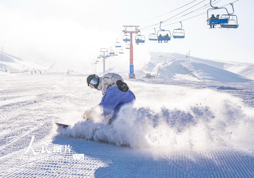 2024年12月14日，新疆昌吉回族自治州昌吉市努爾加滑雪場，滑雪愛好者在滑雪。