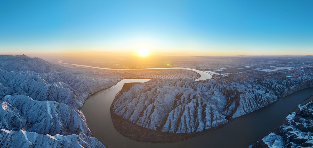 12月14日在寧夏回族自治區吳忠市青銅峽拍攝的雪后黃河景色（無人機照片）。新華社發（袁宏彥攝）