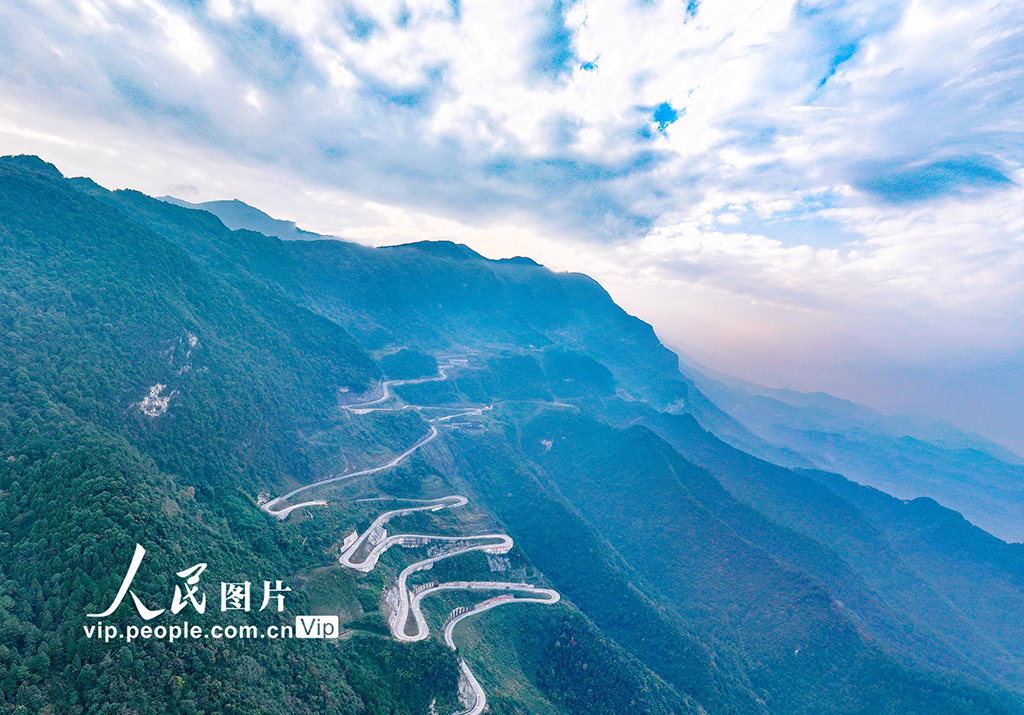 四川華蓥：懸崖峭壁上修建致富路【2】