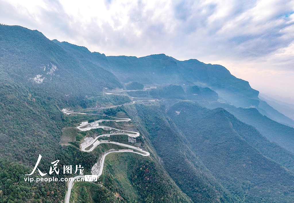 四川華蓥：懸崖峭壁上修建致富路