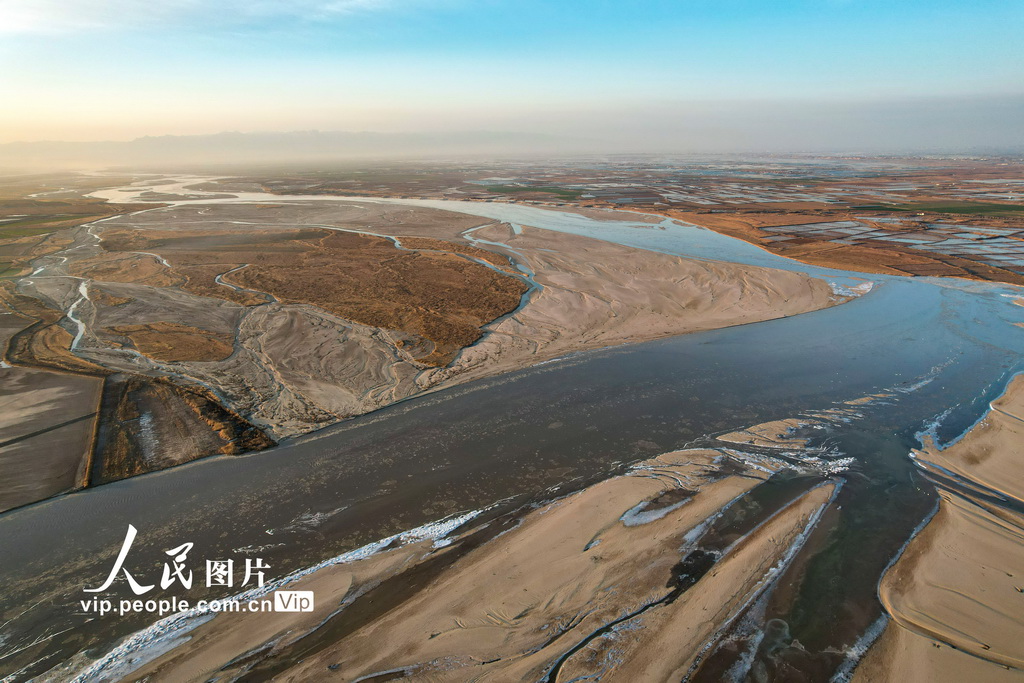 2024年12月21日，在黄河山西运城永济段拍摄的冬日黄河景色。