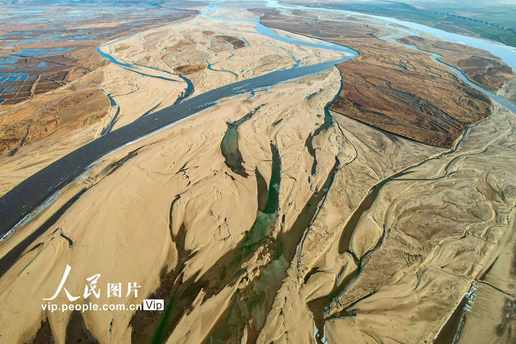 2024年12月21日，在黄河山西运城永济段拍摄的冬日黄河景色。